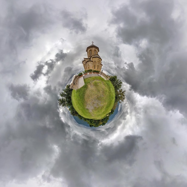 Преобразование маленькой планеты сферической панорамы 360 градусов Сферический абстрактный вид с воздуха возле церкви Самеба Грузия Кривизна пространства
