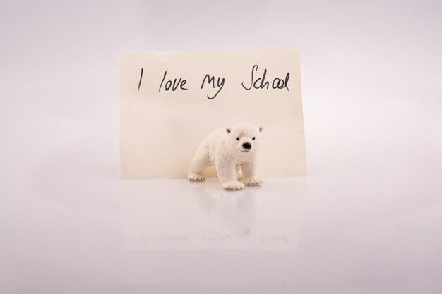 Photo little polar bear figure and love of school