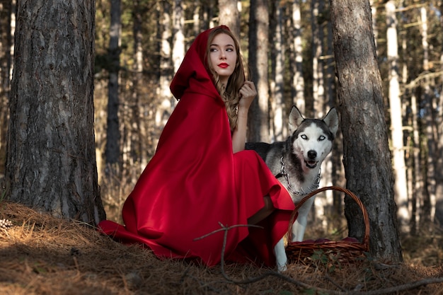 Foto cappuccetto rosso con adorabili husky