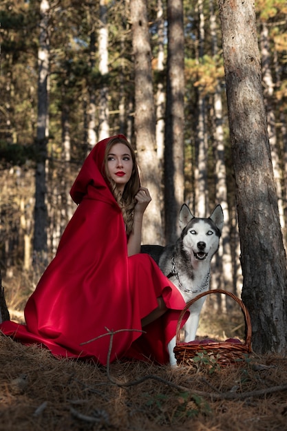 Foto cappuccetto rosso con adorabili husky