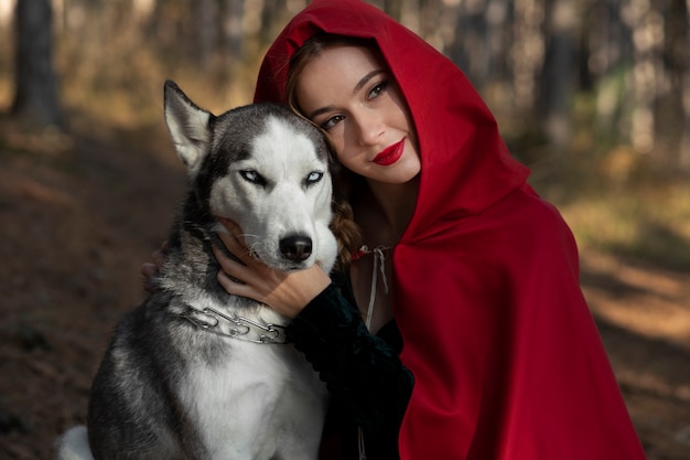 Foto cappuccetto rosso con adorabili husky