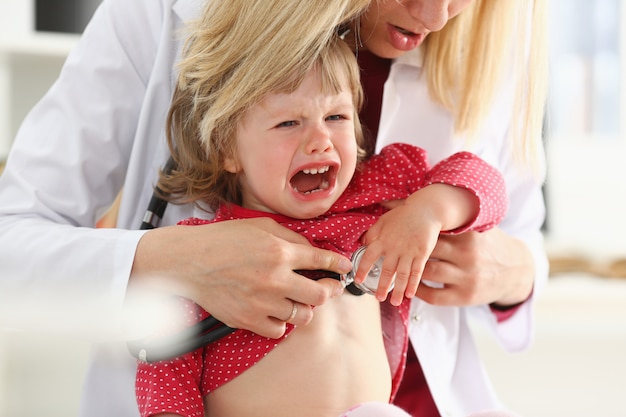 Piccolo bambino spaventato alla reception del medico