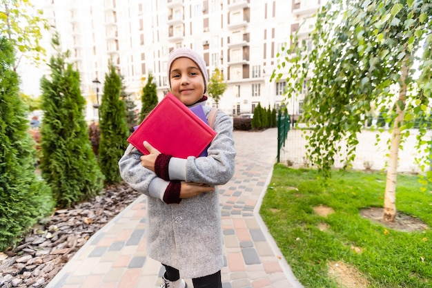 おもちゃのバックパックを持つ小さな女子高生。幸せな子供時代。学年の始まり。勉強の秋。小学校で勉強。学校教育のコンセプト。勉強に戻ります。