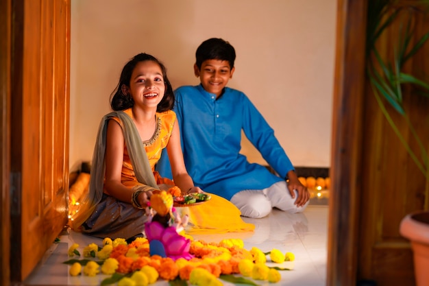 Bhaidoojまたはディワリ祭を祝う小さな兄弟。