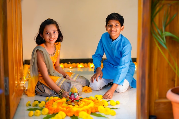 Bhaidoojまたはディワリ祭を祝う小さな兄弟。