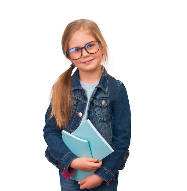 Маленькая улыбающаяся девочка держит книги и носит портрет в очках на белом фоне