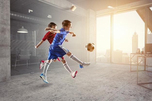 Piccoli campioni di calcio. tecnica mista