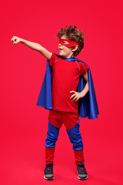 Фото Маленький супергерой в мужественной позе