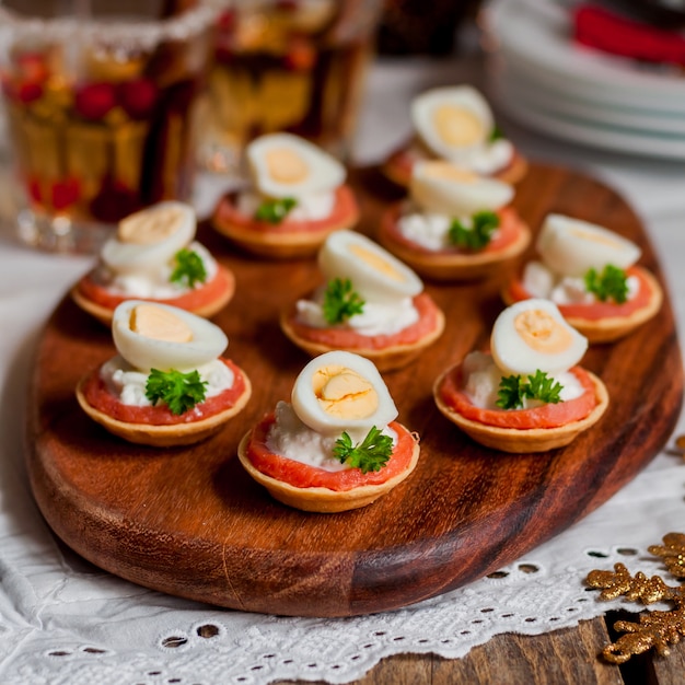 Photo little tarts of salmon, cheese and egg