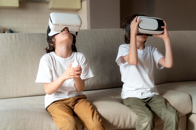 Photo little twins playing a virtual reality game