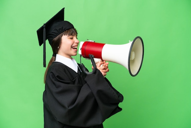 メガホンを通して叫んで孤立した背景の上の小さな女子大生