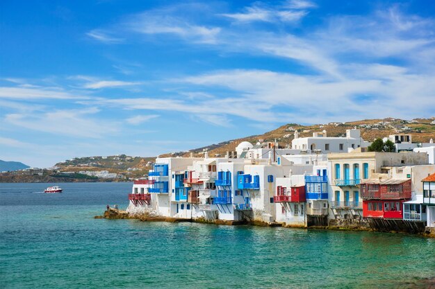 Piccole case di venezia nella città di chora mykonos con yacht e nave da crociera sull'isola di mykonos greecer