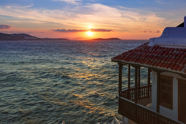 Poca venezia al tramonto sull'isola di mykonos, in grecia