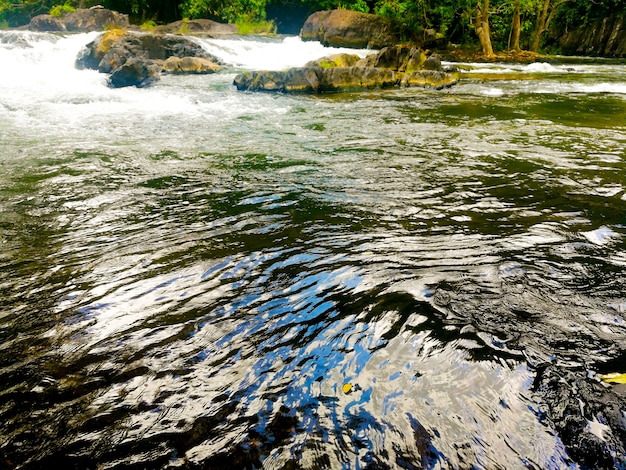 маленький водопад в реке