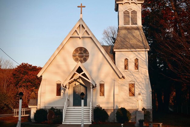 Photo little white church at dusk