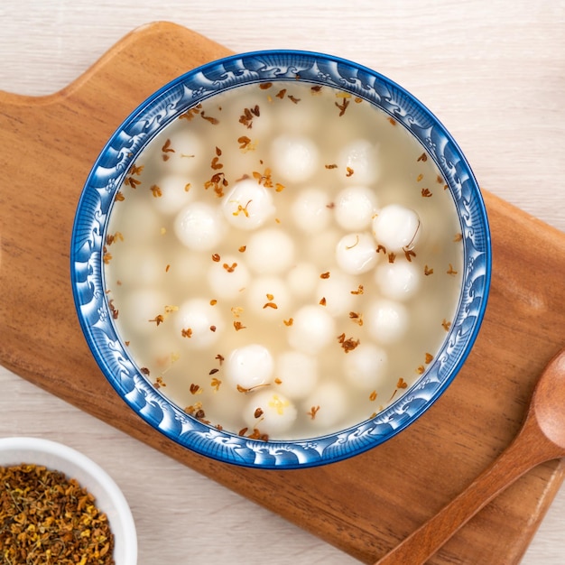 Photo little white tangyuan with sweet osmanthus honey and syrup soup