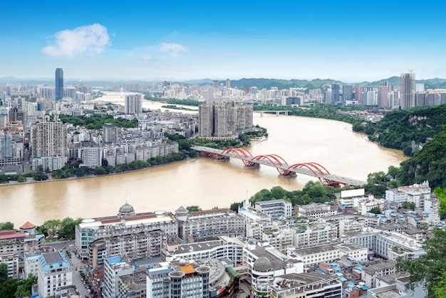 写真 柳州川と都市景観、柳州、広西、中国。