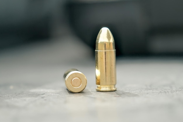 Photo live ammunition closeup cartridges cartridges are on the table