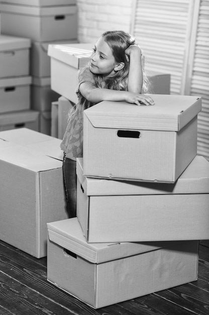 Foto vivi come vuoi bambino felice scatola di cartone bambina felice acquisto di una nuova abitazione concetto di spostamento nuovo appartamento scatole di cartone che si trasferiscono in una nuova casa