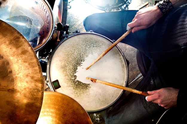 Foto musica dal vivo e batteristastrumento musicale