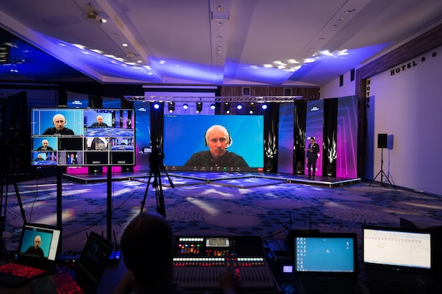 Live streaming van de presentator van een zakelijke conferentievergadering die deelneemt aan het seminar via een videoconferentiegesprek