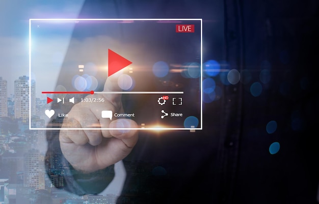 Foto live video marketing concept handen man druk op de startknop op het touchscreen om videoclip uit te voeren