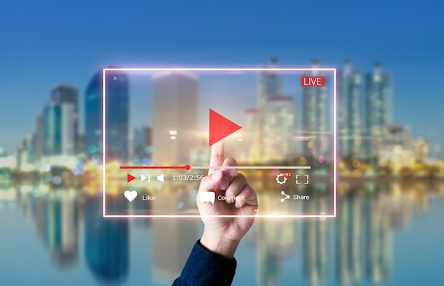 Foto concetto di marketing video dal vivomani uomo premere il pulsante di avvio sul touch screen per eseguire il video clip