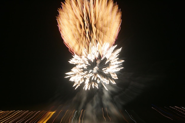 写真 黒い背景に鮮やかなマルチカラーの花火