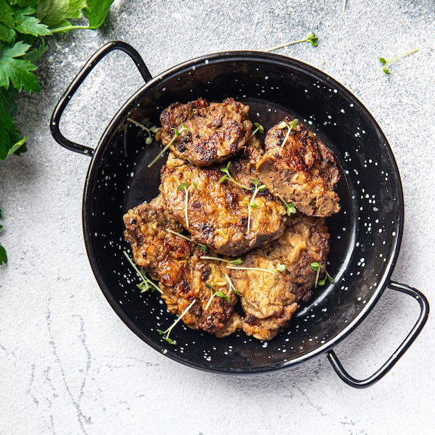 Photo liver beef fried pieces healthy meal food snack on the table copy space food background rustic