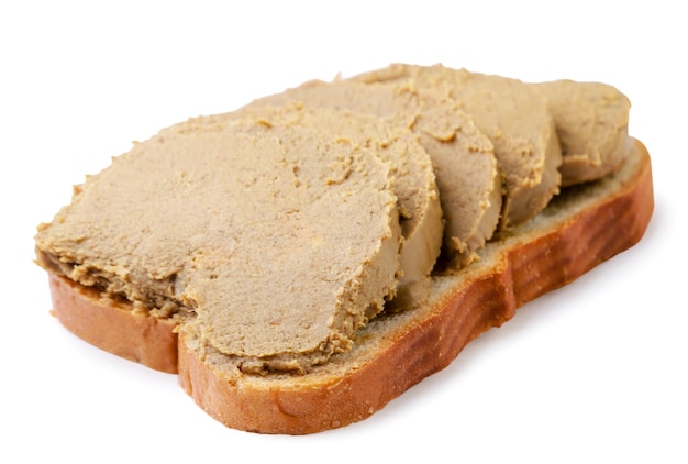 分離された白い背景の上のパンの切れ端に肝臓のパテ