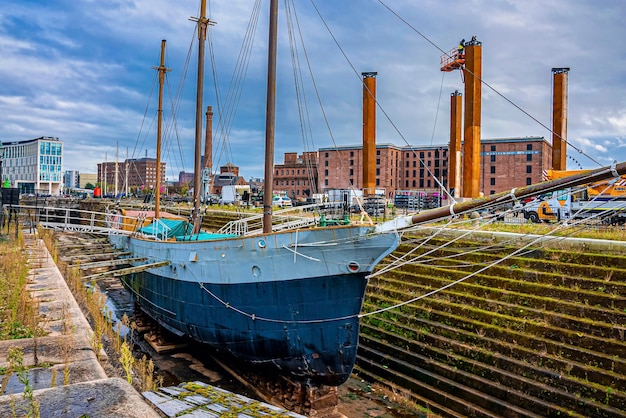 Liverpool, Engeland. 30 september 2021. Moderne stadsgebouwen en varend nautisch schip afgemeerd aan dok