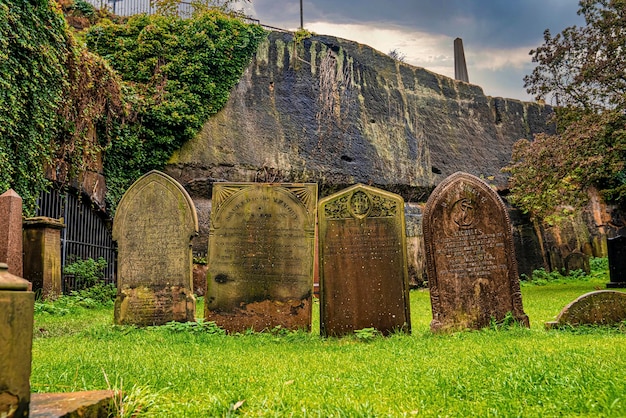 Liverpool, Engeland. 30 september 2021. St. James Cemetery naast de kathedraal van Liverpool met namen op grafsteen