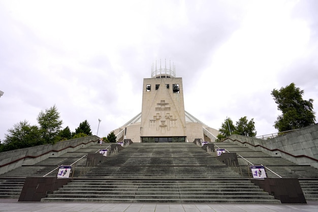 Liverpool uk 14 juli 2022 de trap die leidt naar de liverpool metropolitan cathedral in engeland, vk