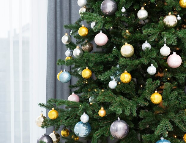 クリスマスツリーと装飾が施されたリビングルームのインテリア。