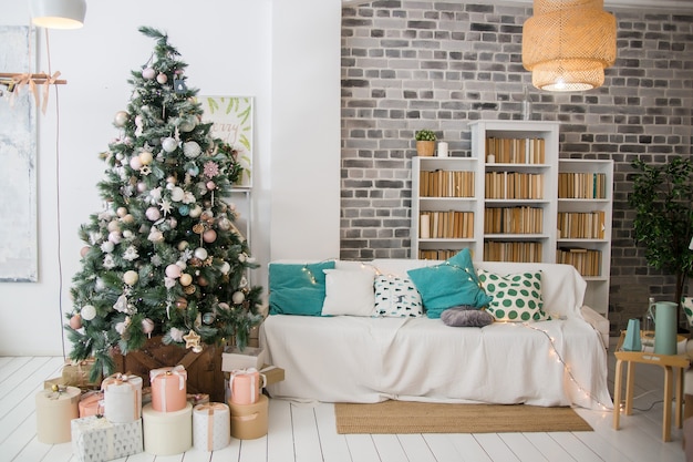 스칸디나비아 스타일의 선물 인테리어가 있는 크리스마스 트리가 있는 거실