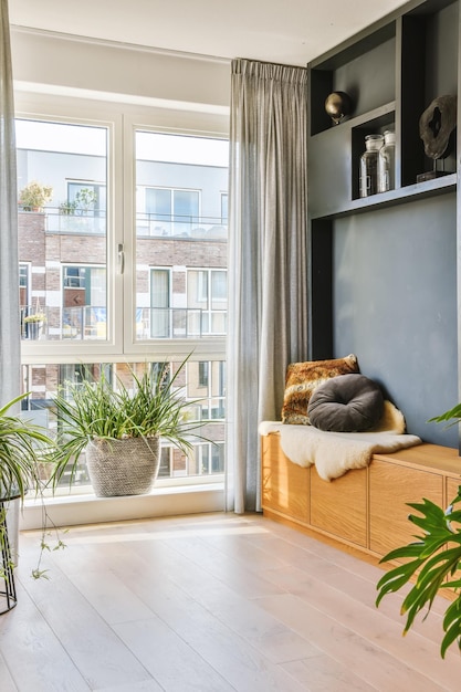 Foto un soggiorno con un divano e una finestra