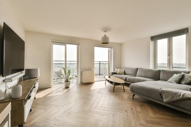 Photo a living room with a gray couch and a tv