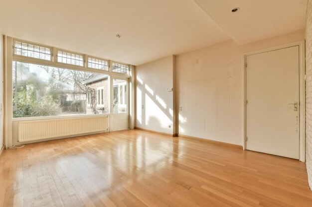 Photo a living room with wood floors and a large window