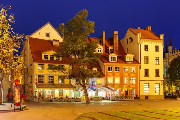 Livu-plein in de oude binnenstad van Riga 's nachts, Letland