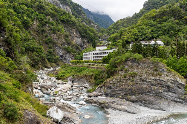 Photo liwu river gorge and high mountain cliff face in taroko national park