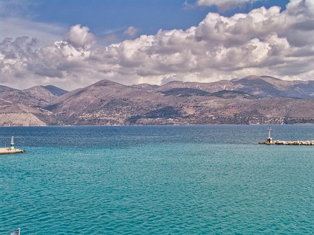 Kefalonia 섬 그리스의 Lixouri 항구