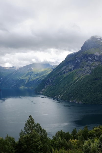 Foto ljoen utsiktspunkt geiranger fjord verticale foto beste voor verhalen geirangerfjord in noorwegen