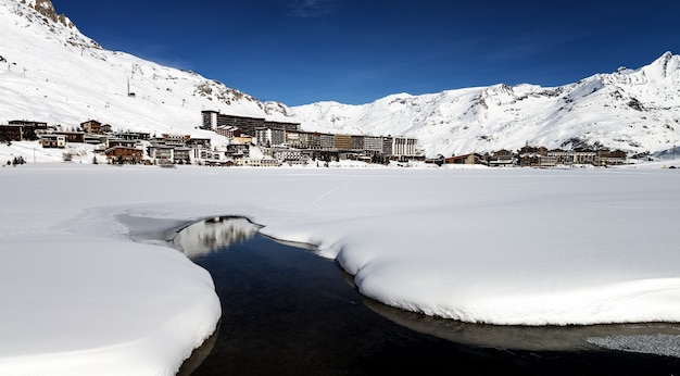 Paesaggio e stazione sciistica nelle alpi francesitignes le clavet tarentaise francia