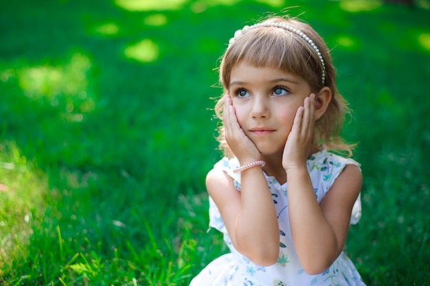 Ragazza bambino llittle all'aperto in una giornata estiva.