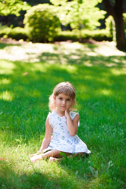 Ragazza bambino llittle all'aperto in una giornata estiva.