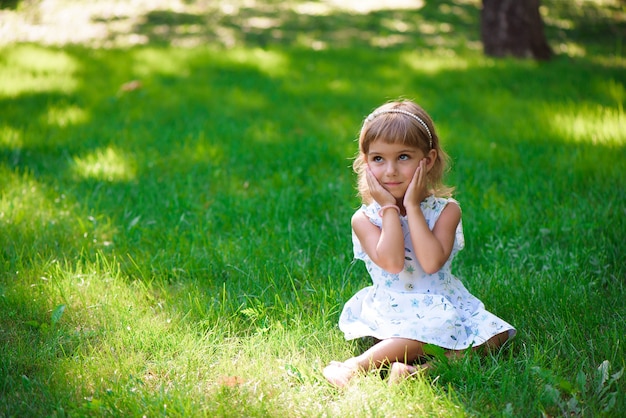 Llittle meisje kind buiten in zomerdag.