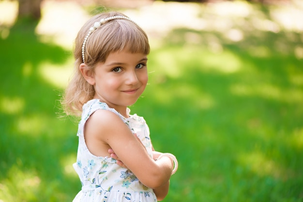 Llittle meisje kind met heterochromie twee gekleurde ogen buiten in zomerdag.