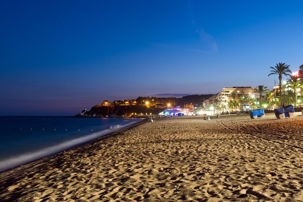 ビーチエリアのリョレトデマールの夜景。スペイン、カタルーニャ