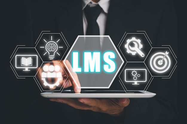 LMS Learning Management System concept Zakelijke persoon die een tablet gebruikt met een LMS-icoon op een virtueel scherm online onderwijs cursus applicatie studie e-learning