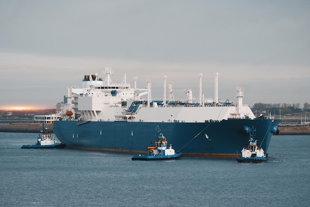 写真 国際貿易港の天然ガス輸送施設にlngタンカーを停泊